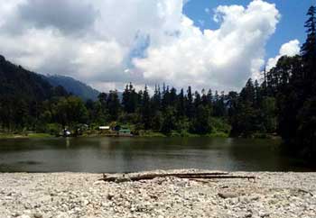 Dodital trek is moderate difficulty trek in Garhwal Himalayas of Uttrakhand. The trek is adorned by the freshwater Dodital lake at an altitude of 3024m